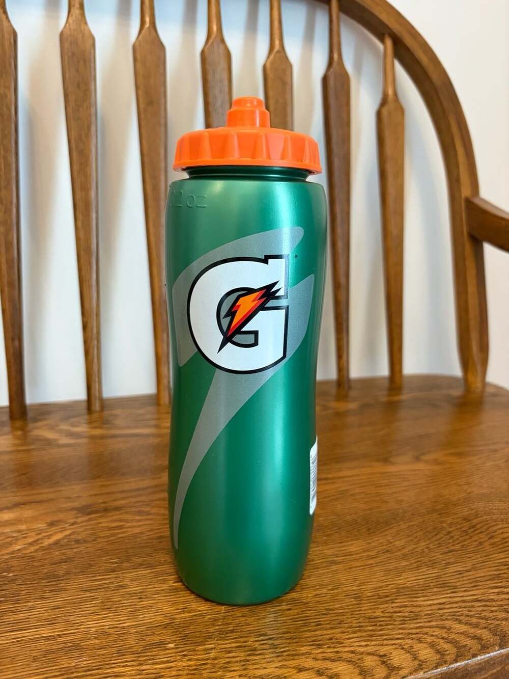 Gatorade 32 oz Contour Squeeze Water Bottle Green with Orange Lid